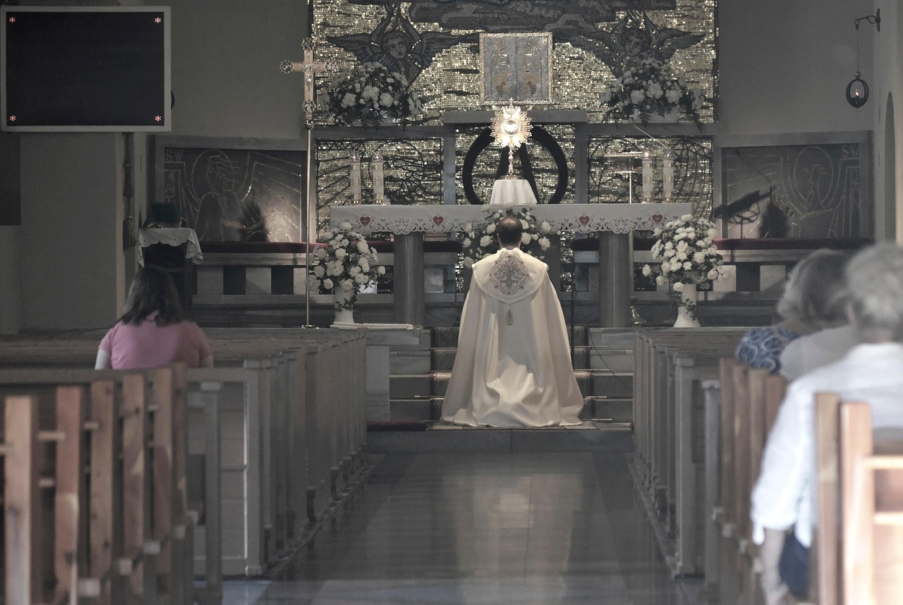 priest-7287214_1280